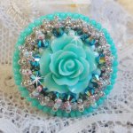 Anello Blue Flowers Haute-Couture ricamato con una rosa in resina e cristalli Swarovski 